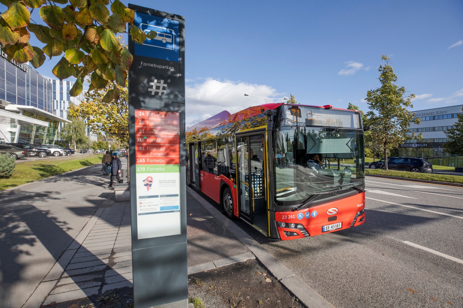 Fornebuparken busstopp, linje 24, 28, 31, 31E, 81, 145, 270 Galleribilde