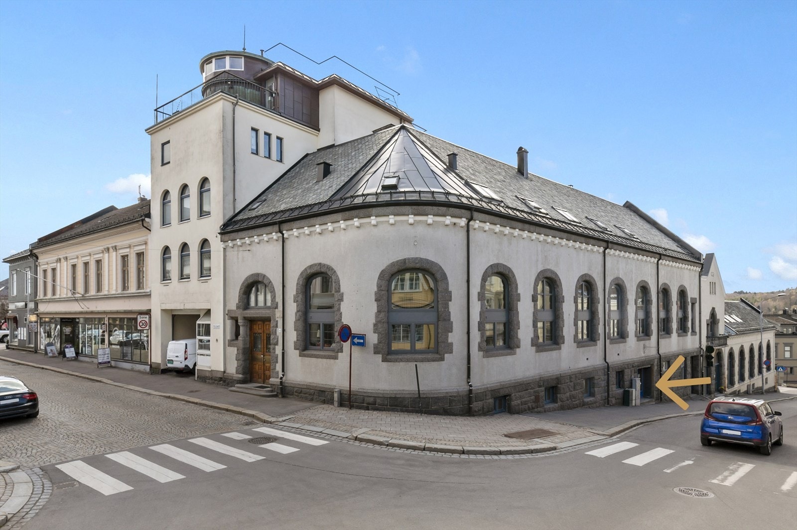 Velkommen til Kongegata 16.
En romslig næringsseksjon sentralt beliggende ved Larvik sentrum.
Arealet ligger i sokkeletasje i et ærverdig bygg med eksponering ut mot Kongegata.
Seksjonen har behov for betydelige oppgraderinger. Utviklingspotensiale. Galleribilde