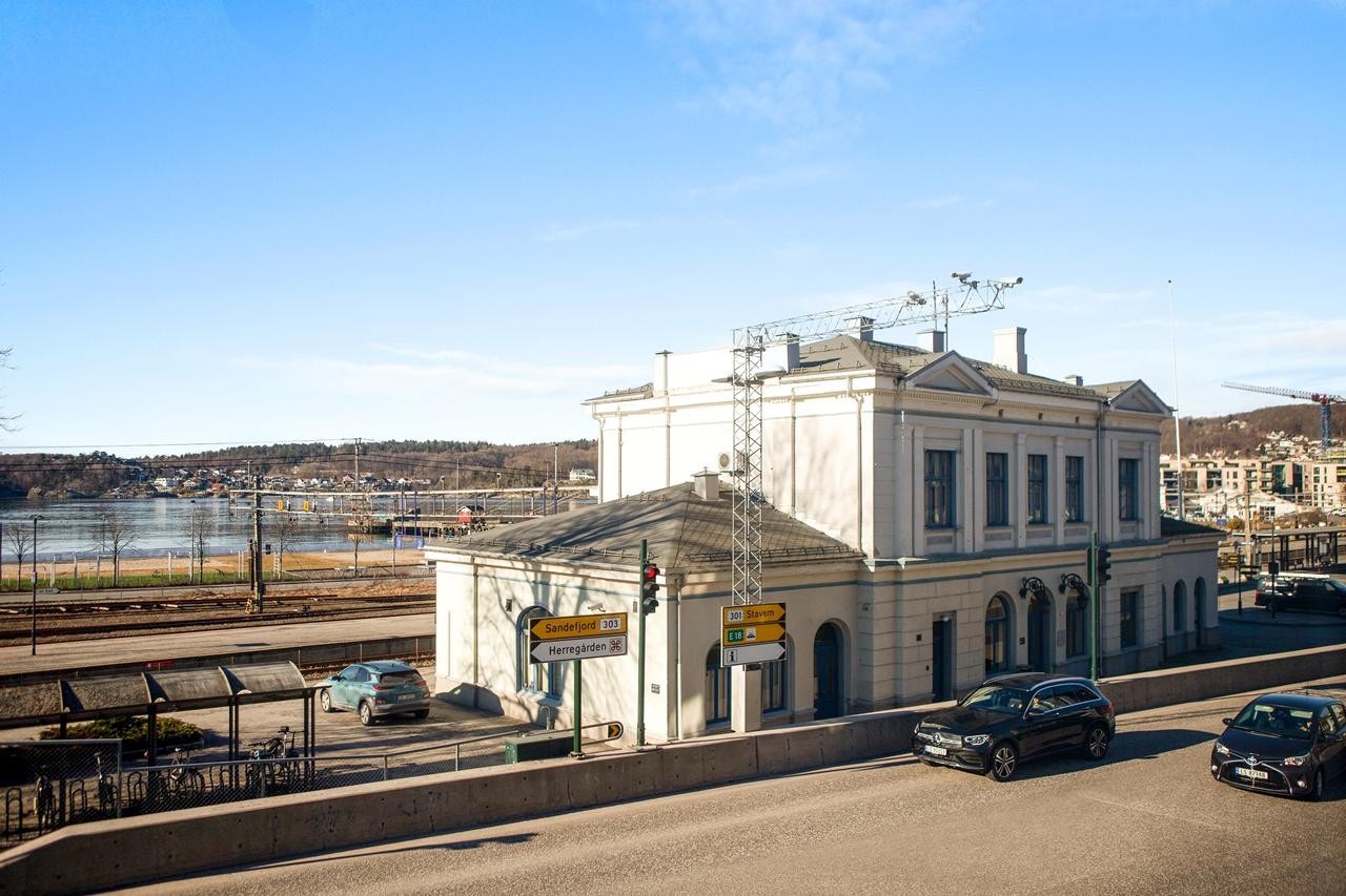 Eiendommen ligger vis a vis Larvik togstasjon Galleribilde