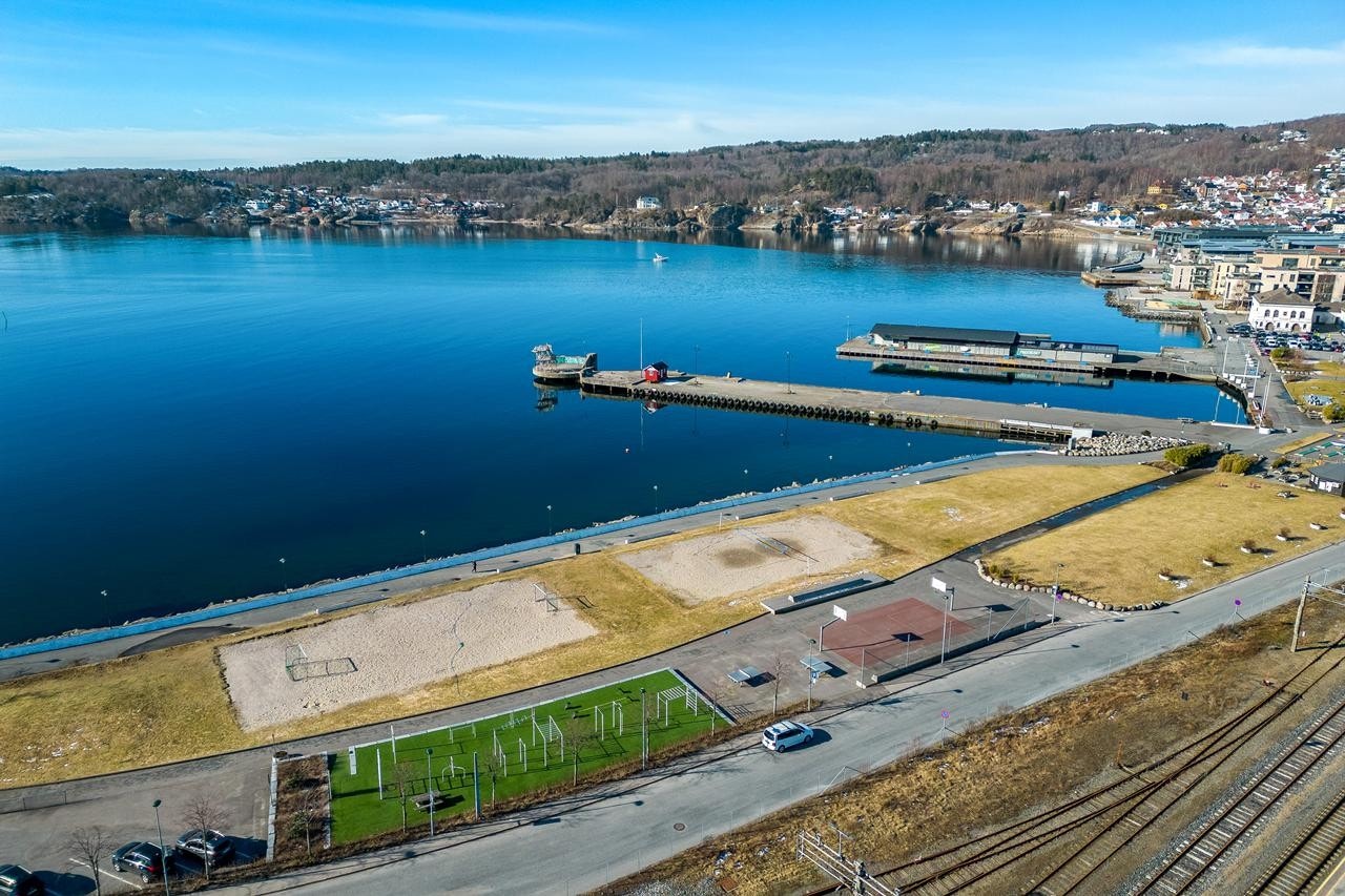 Flott utsikt mot vannet og indre havn Galleribilde