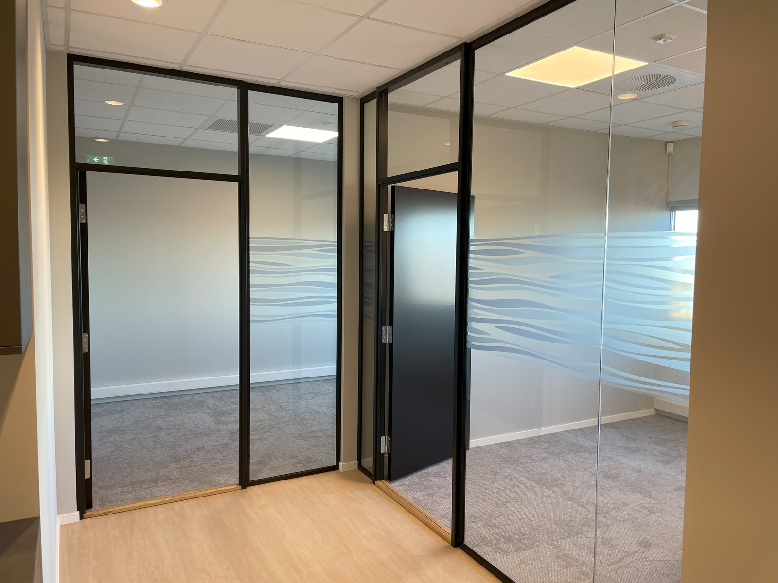 Lyst og åpent med glassvegger. Galleribilde