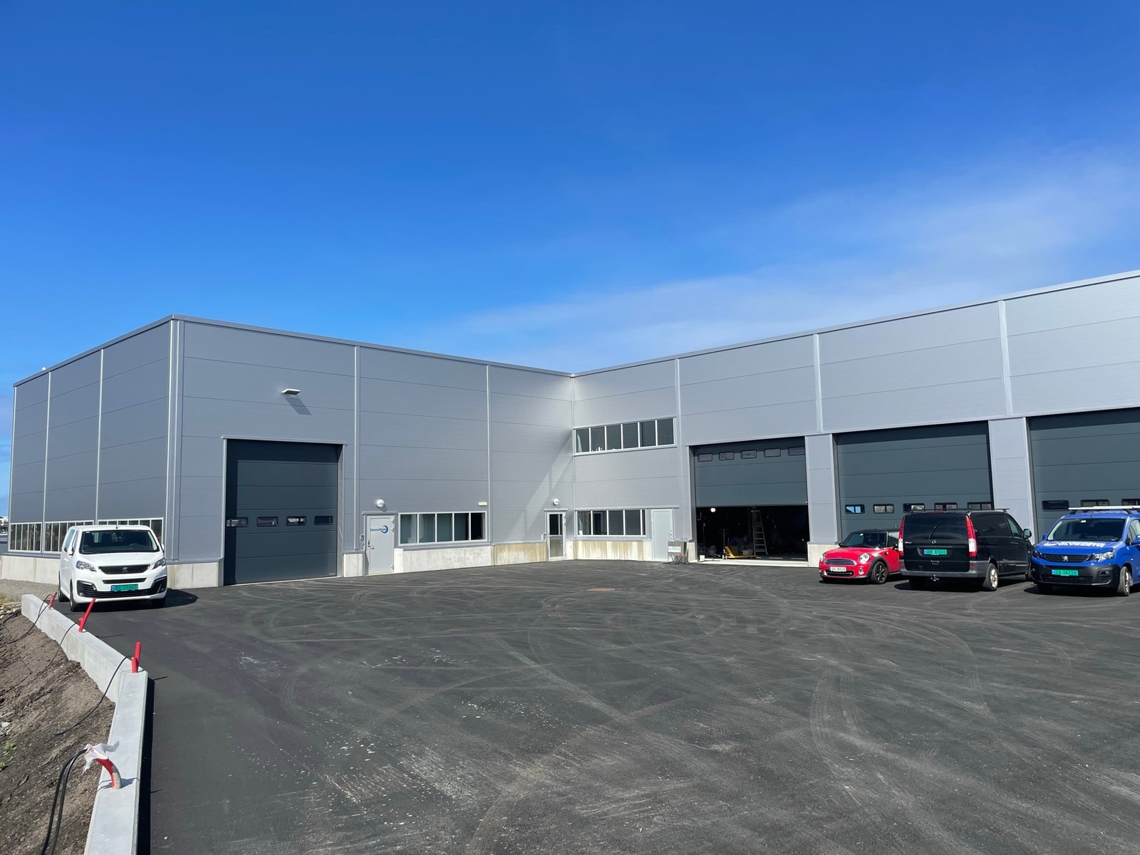 Bygg, hovedinngang og parkering. Galleribilde