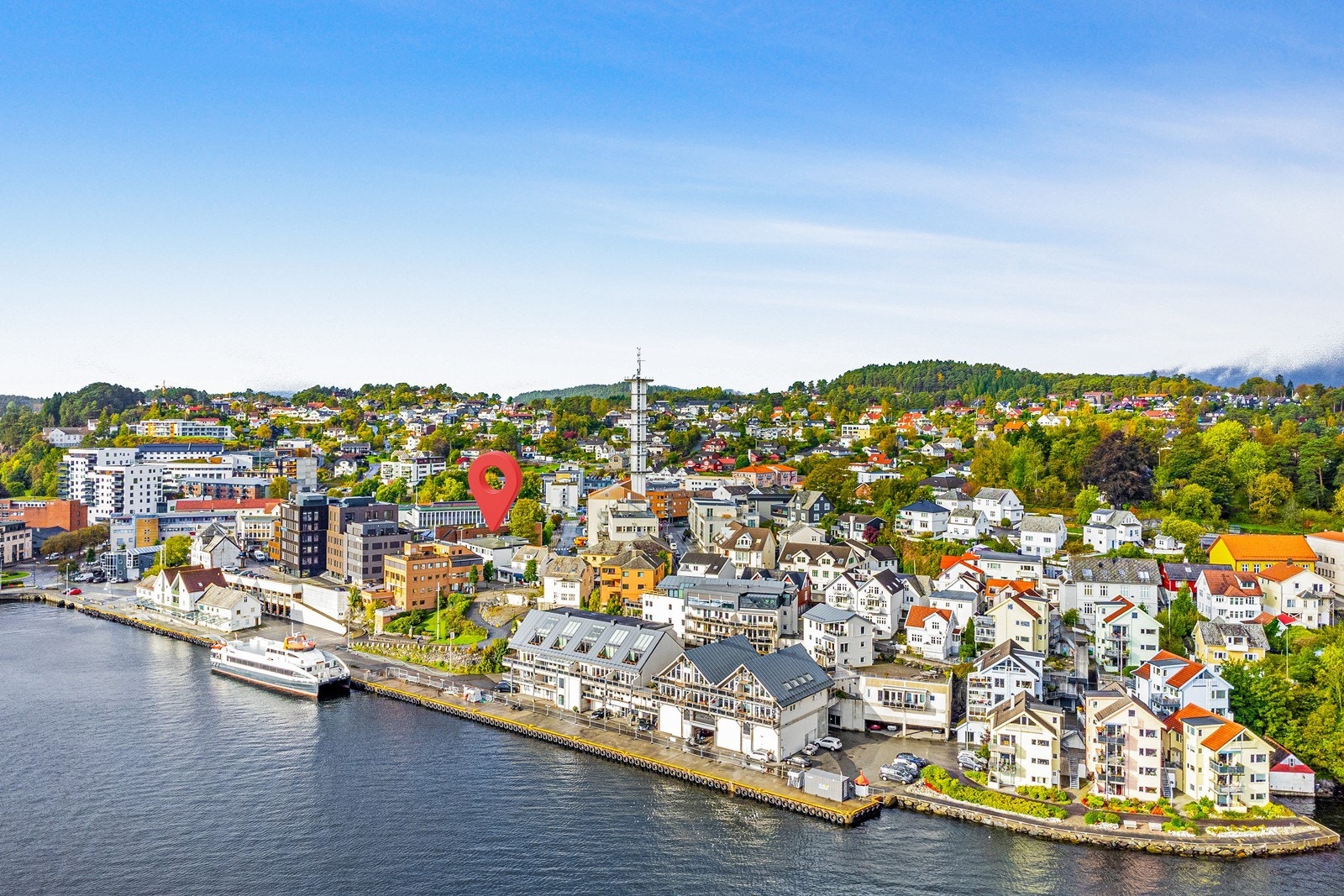 Sentral beliggenhet på Leirvik Galleribilde