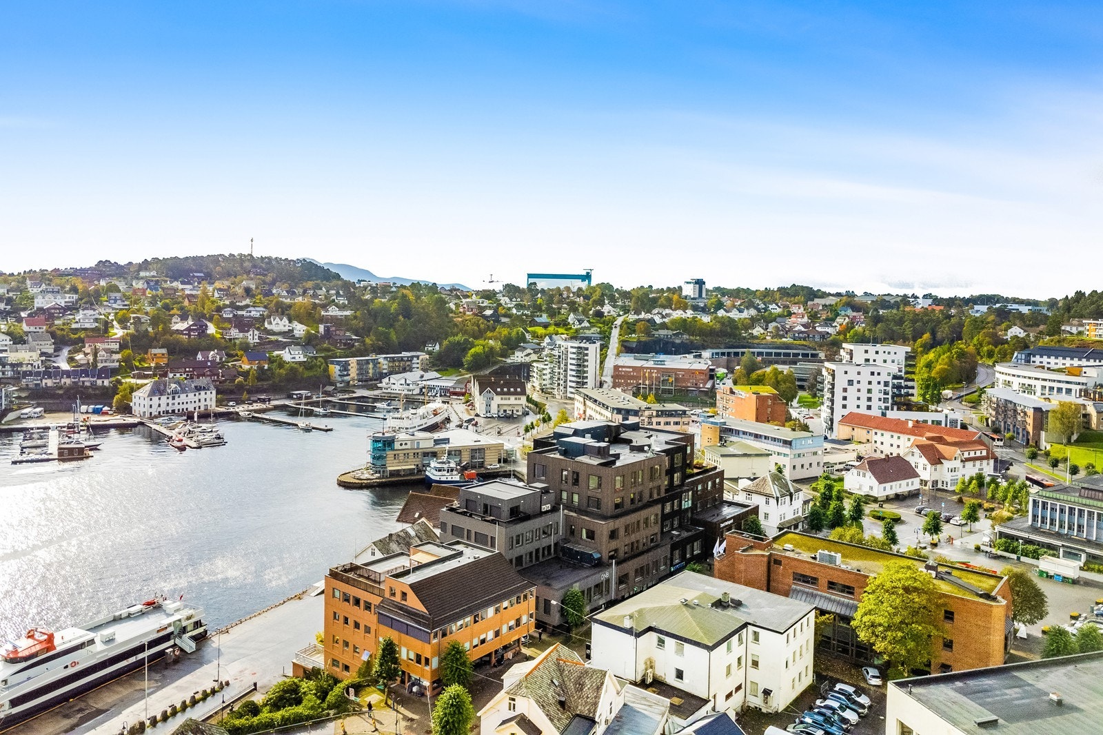 Sentral beliggenhet på Leirvik Galleribilde