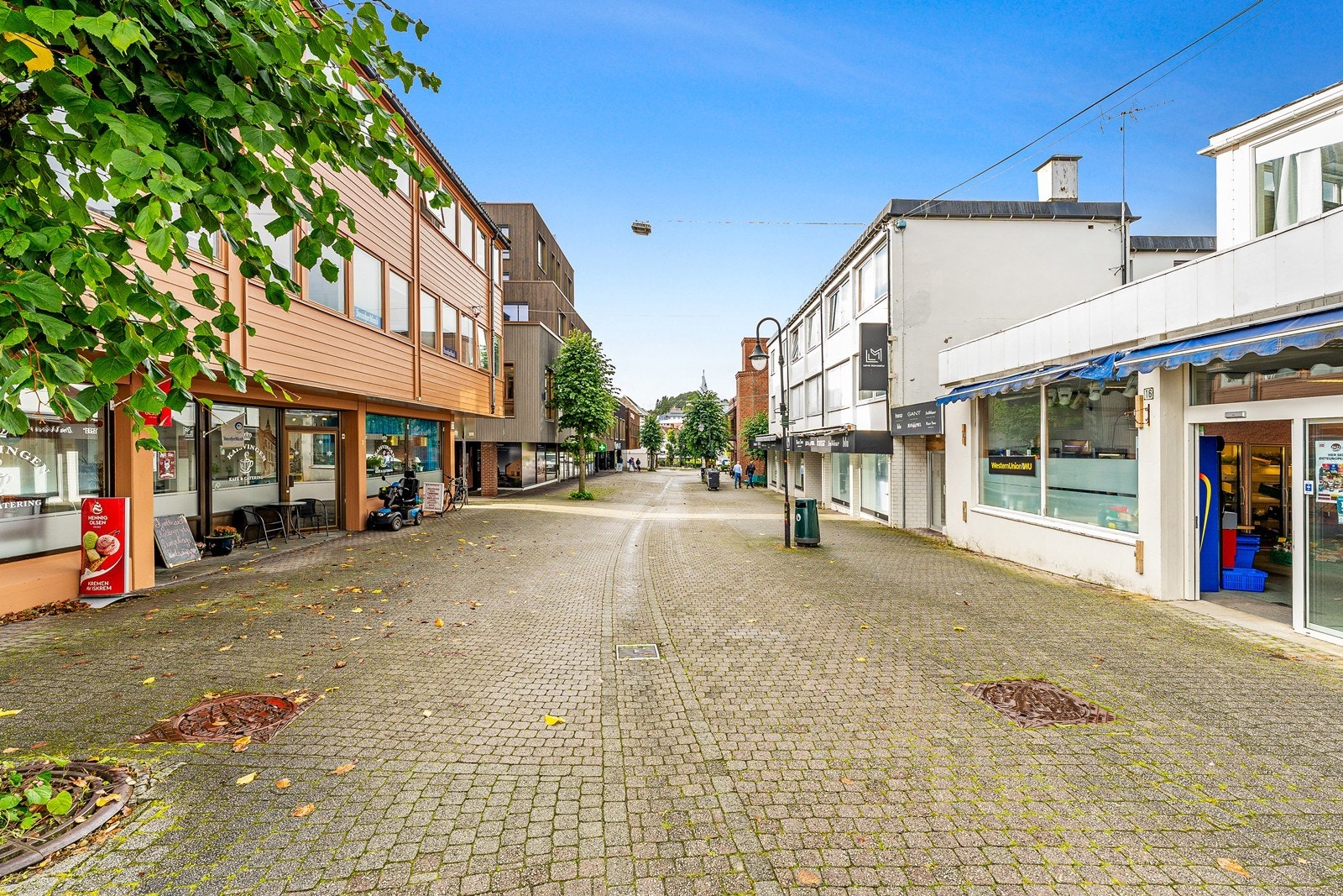 Sentral beliggenhet på Leirvik Galleribilde