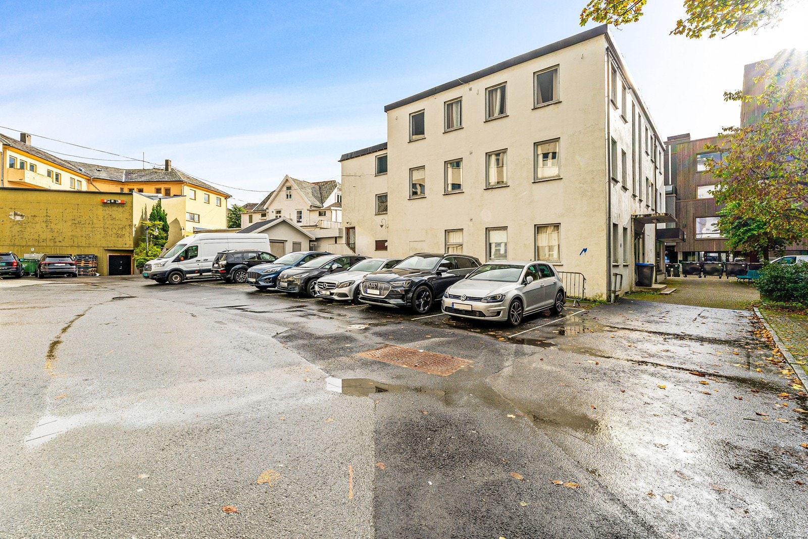 Sentral beliggenhet på Leirvik Galleribilde