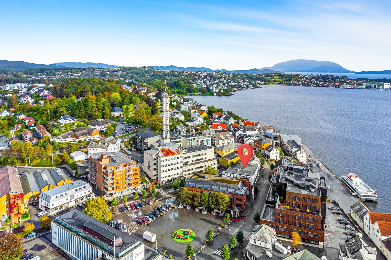 Sentral beliggenhet på Leirvik Galleribilde
