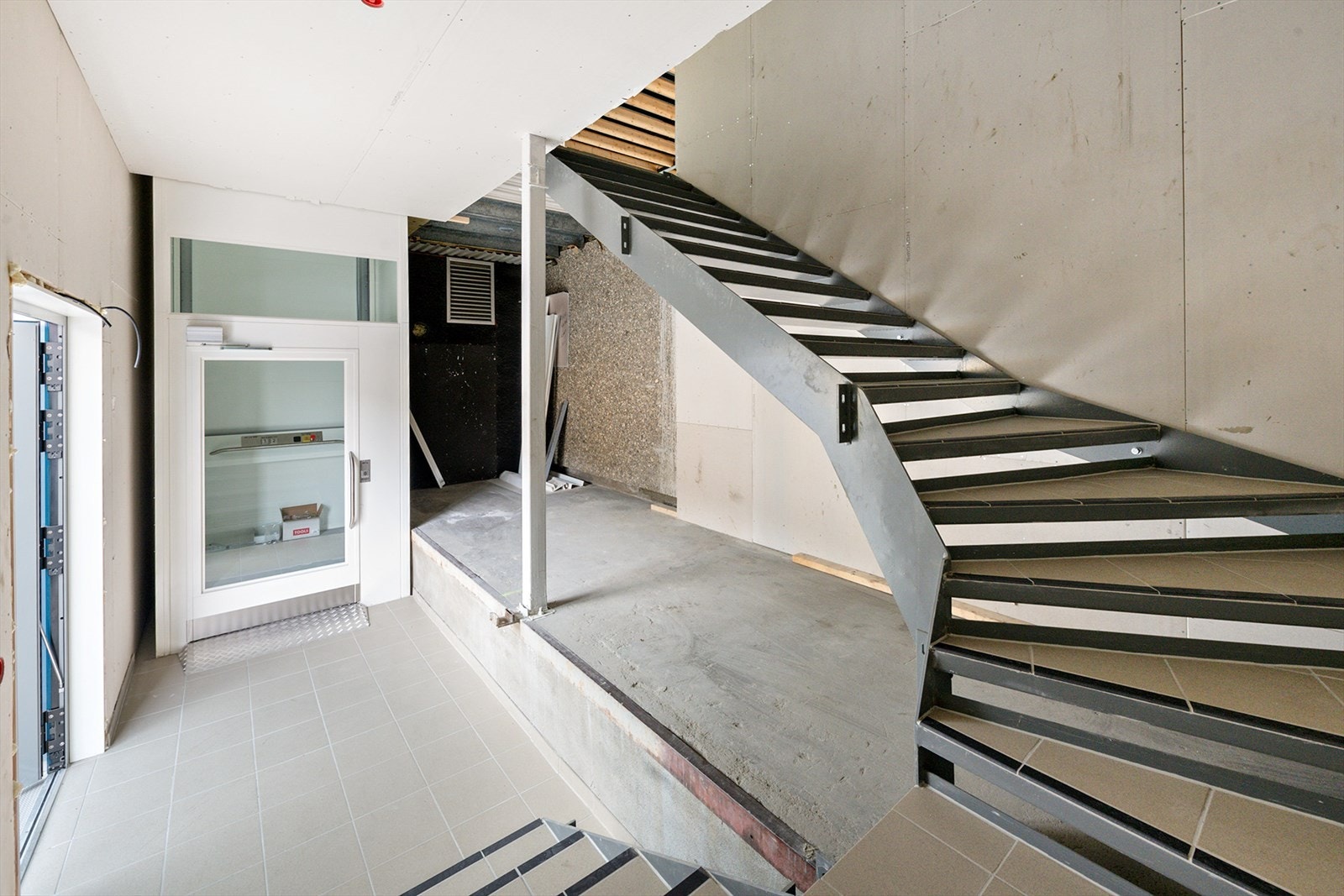 Verkstedveien 2 - ny adkomst til disponibelt areale i 2.etasje. Løfteplattform og flislagt trapp Galleribilde