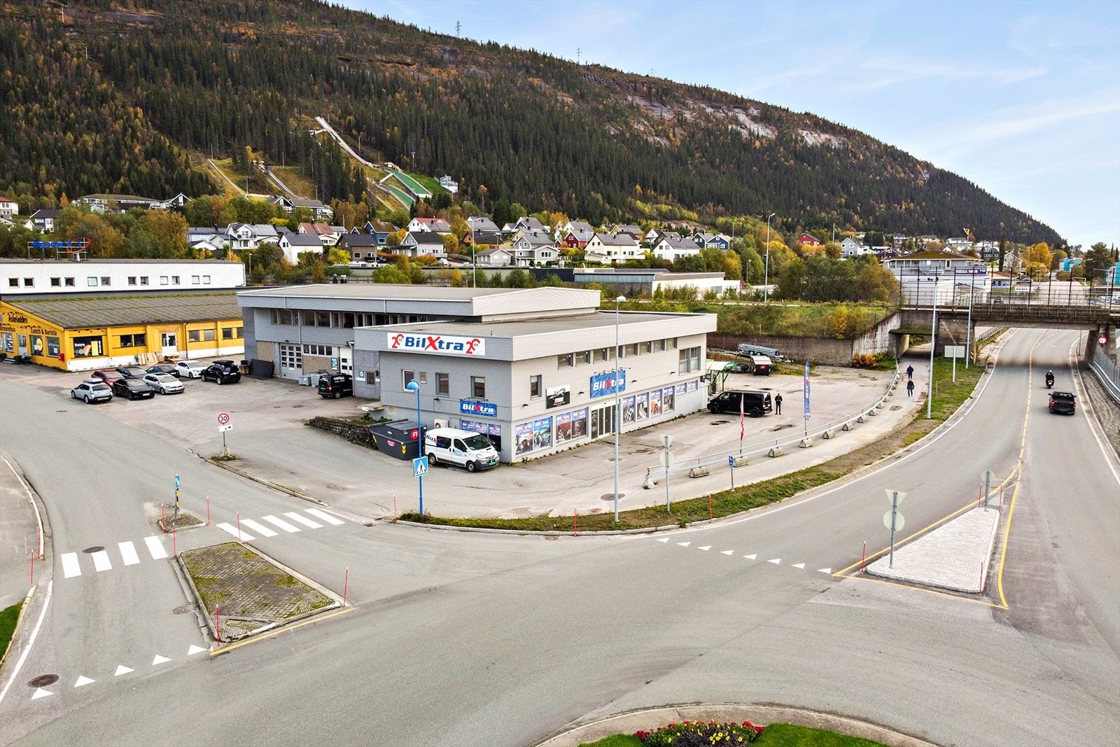Verkstedveien 2 - nederst i området med parkering rundt bygget Galleribilde