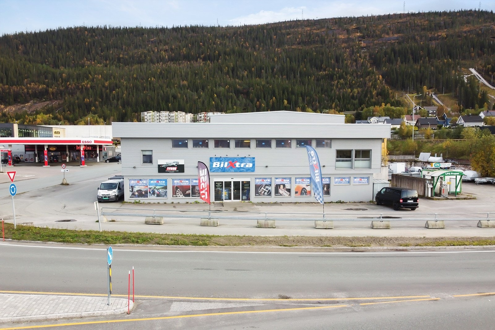 Verkstedveien 2 - bygget fra E6. Ubebygd tomt til høyre Galleribilde