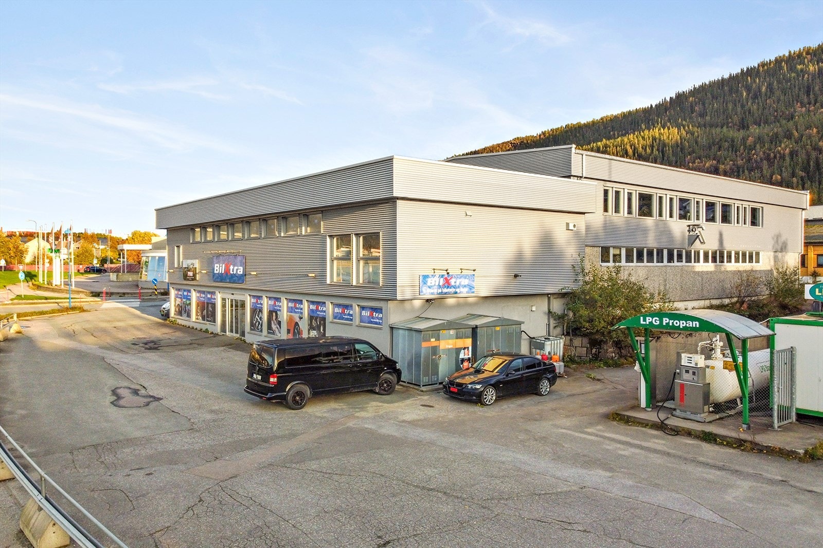 Verkstedveien 2 - kjørevei rundt bygget, LPG-stasjonen nås fra to sider Galleribilde