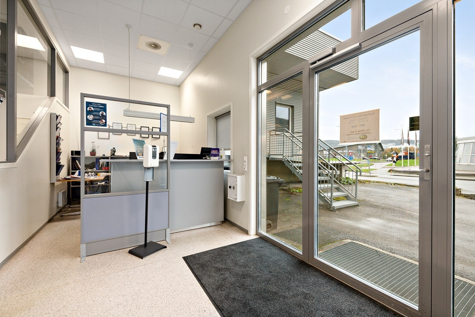 Verkstedveien 2 - mottaksdel for verksteddel. Herifra når du også lager, spiserom, garderober m.m. som benyttes i fellesskap av byggets leietakere. Også innvendig trapp herifra til disponibelt areal i 2.etasje som har fått nytt inngangsparti Galleribilde