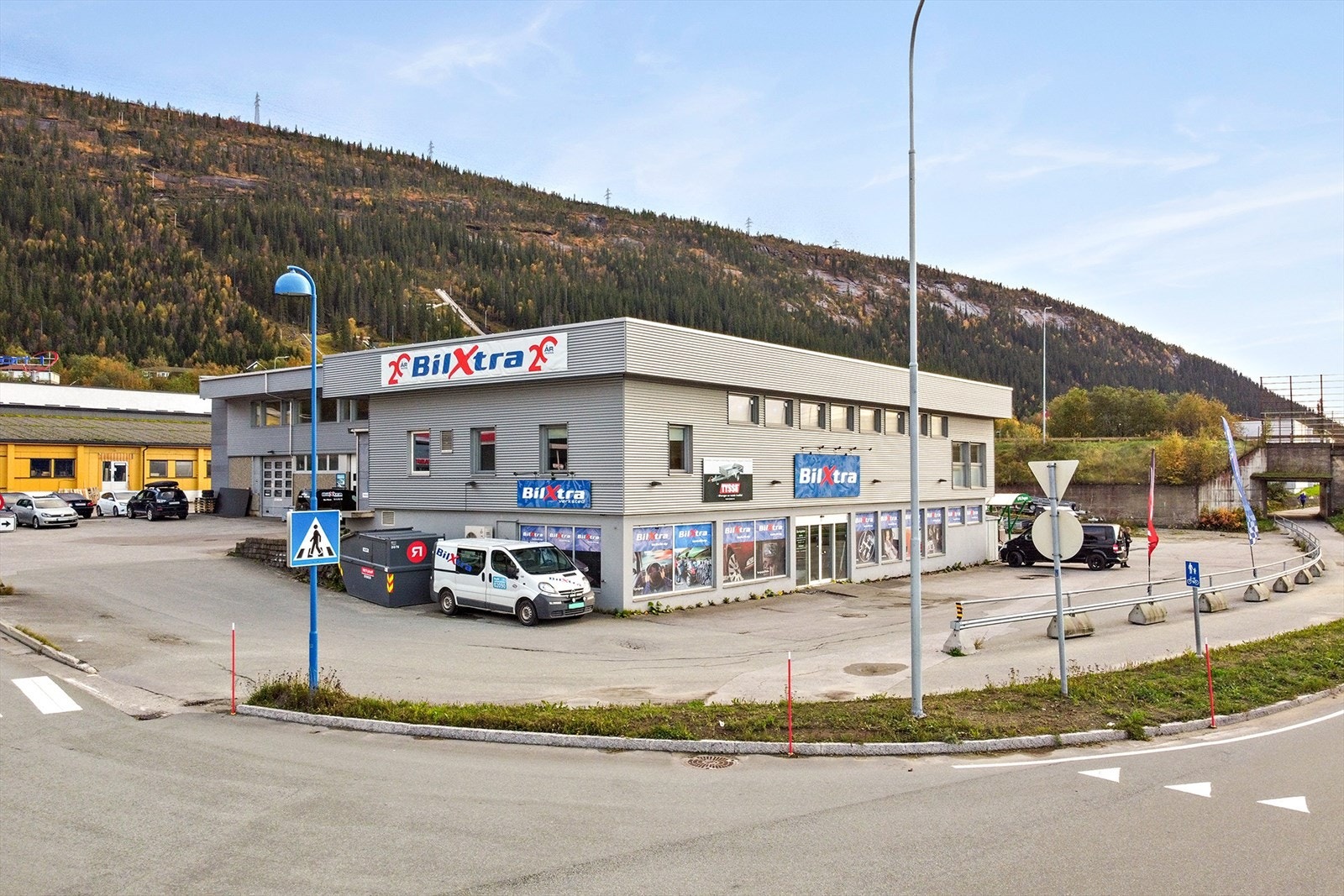 Verkstedveien 2 - butikkdel i 1.etasje nærmest vei. Parkeringsplasser utenfor butikk og på disponibel del av tomten Galleribilde