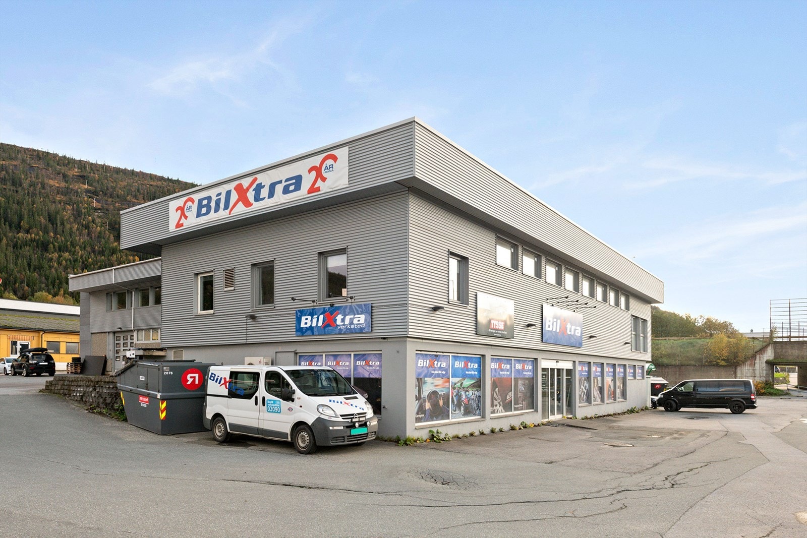 Verkstedveien 2 - leietaker benytter denne delen av bygget til butikk i 1.etasje, og lager samt administrasjonslokale i 2.etasjen Galleribilde