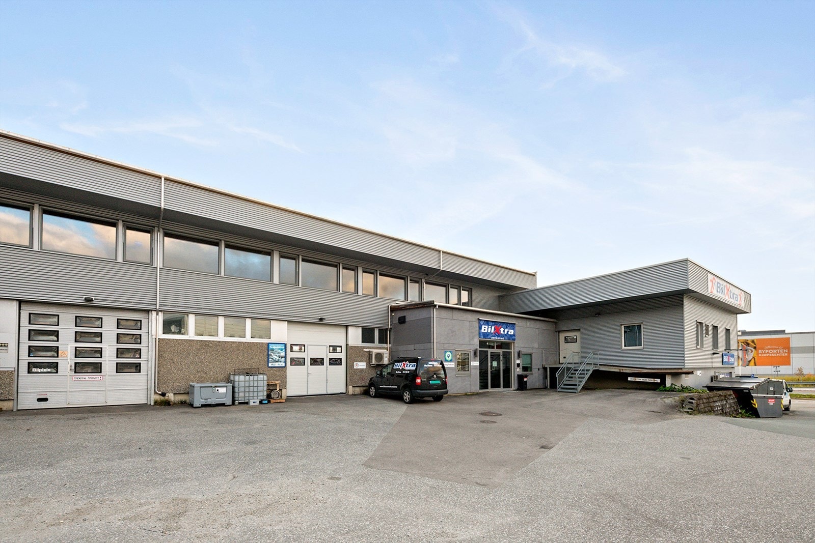 Verkstedveien 2 - 2 porter til verkstedet, mottak i tilbygget del. Varemottak for butikk og delelager via rampe Galleribilde