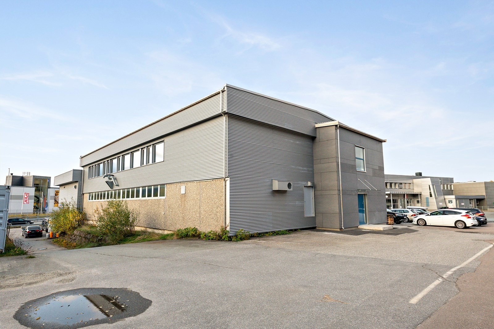 Verkstedveien 2 - tilbygget, nytt inngangsparti på baksiden til denne delens 2.etasje. Kjørevei rundt bygget Galleribilde