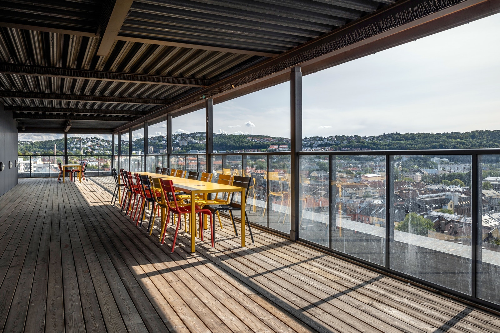 Fra takterrassen er det 360 grader utsikt over hele byen Galleribilde