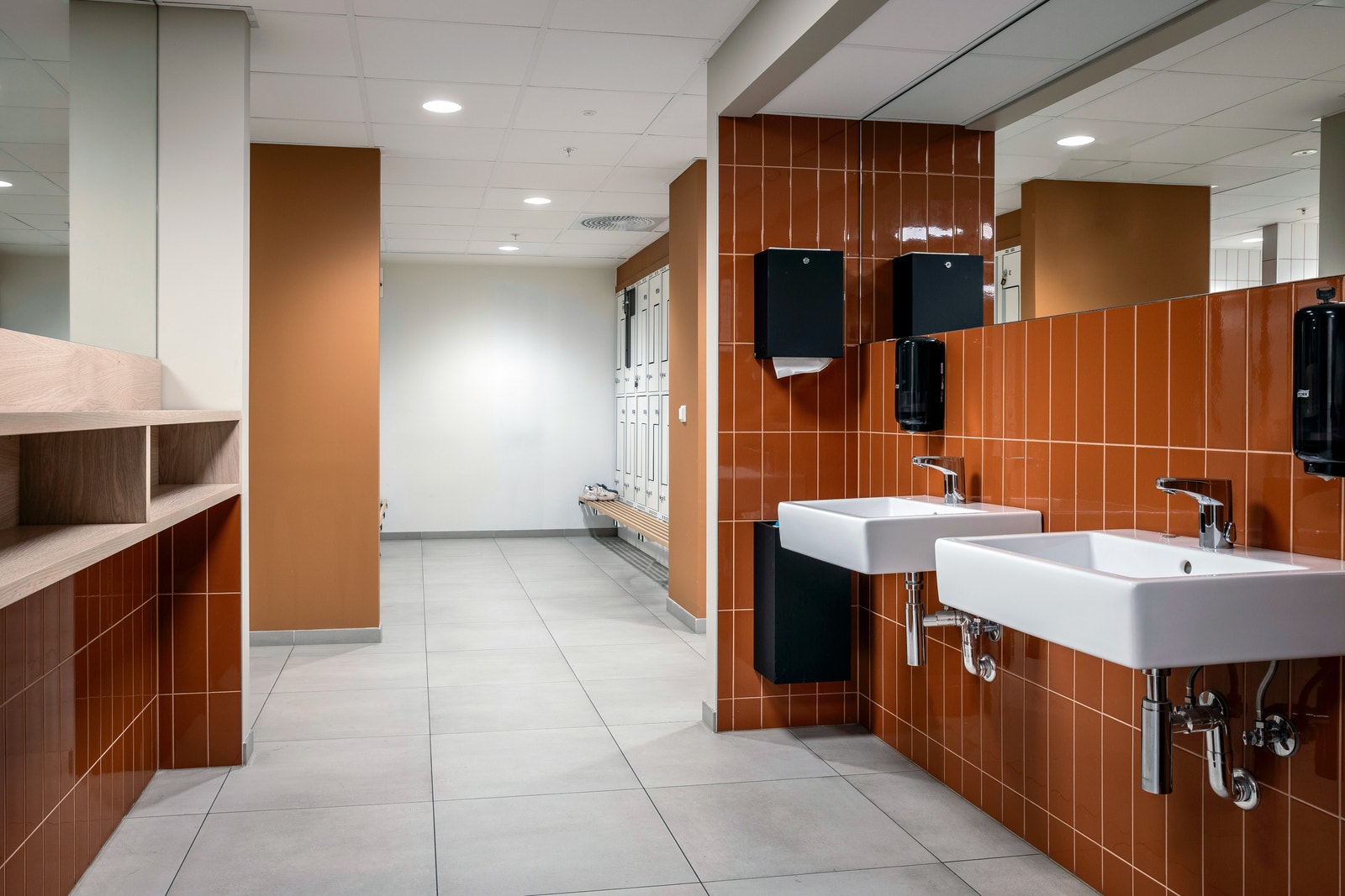 Dusj og garderobe med håndkleservice Galleribilde