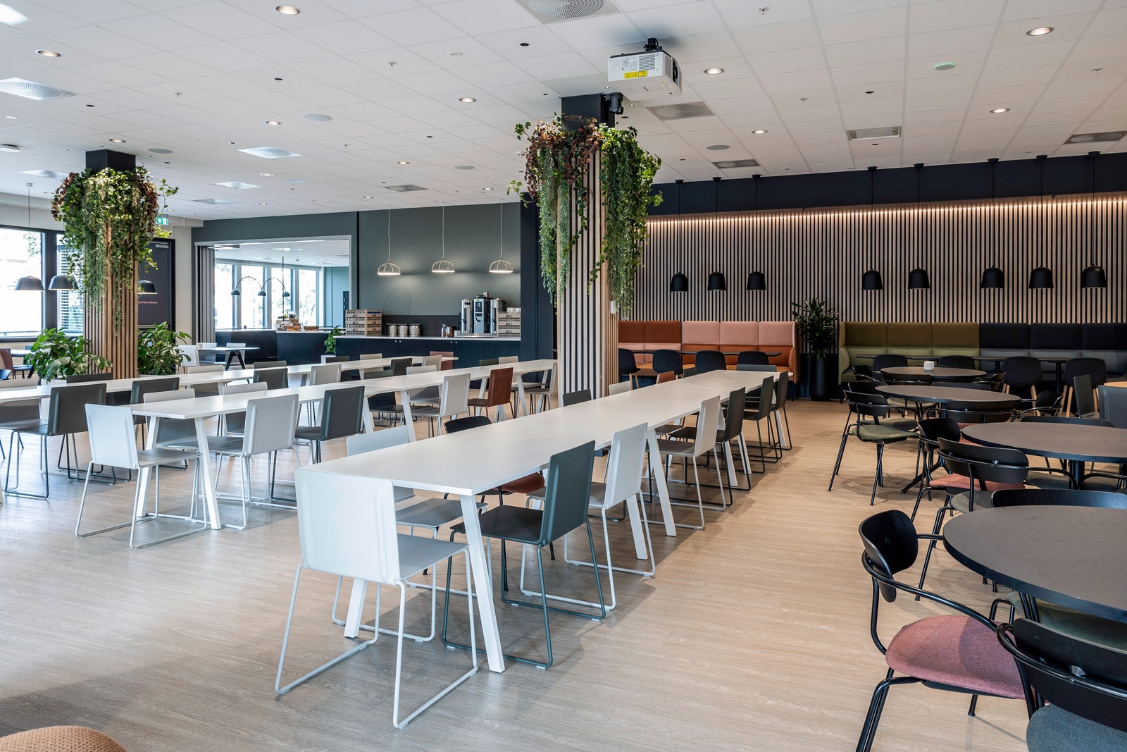 Flott kantine i bygget Galleribilde