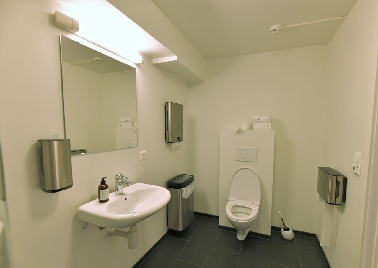 Ett av toalettene m/dusj. Galleribilde