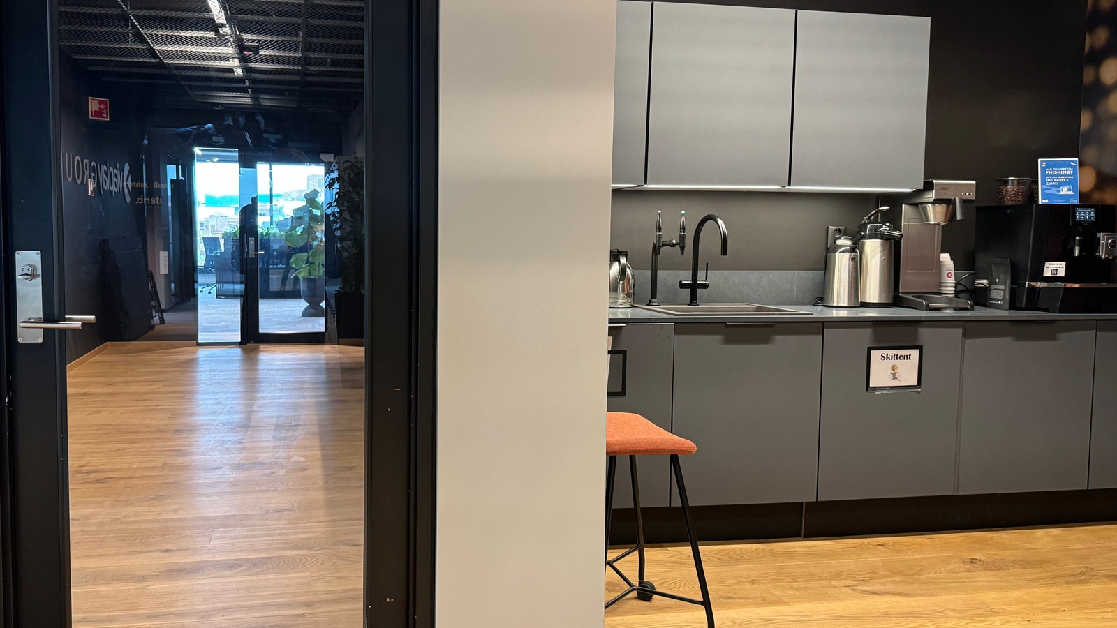 Kjøkken ved inngang Galleribilde