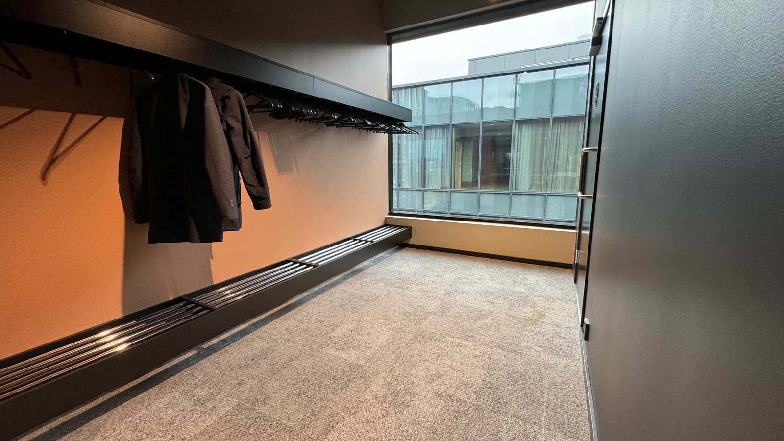 Garderobe Galleribilde