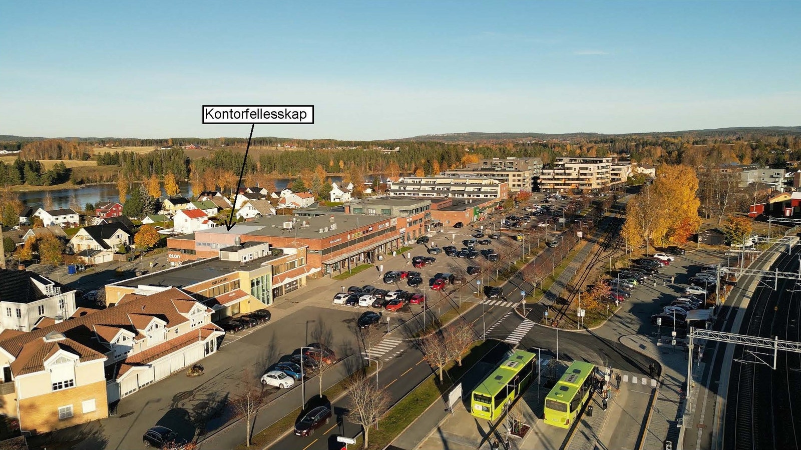 Oversiktsbilde av Sørumsand Senter med buss og togstasjon nederst til høyre. Galleribilde