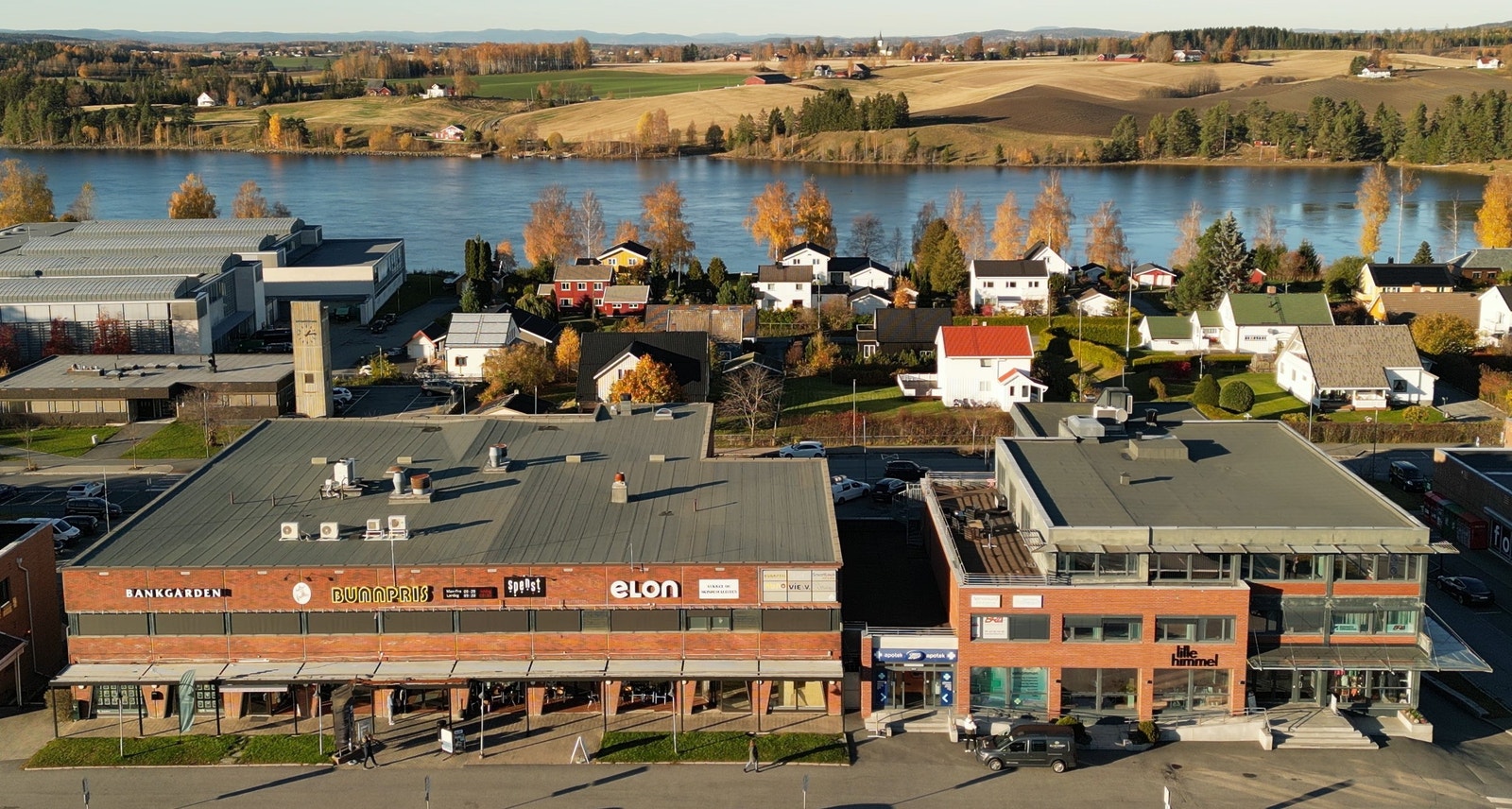 Hovedinngang via kjøpesenteret. Galleribilde