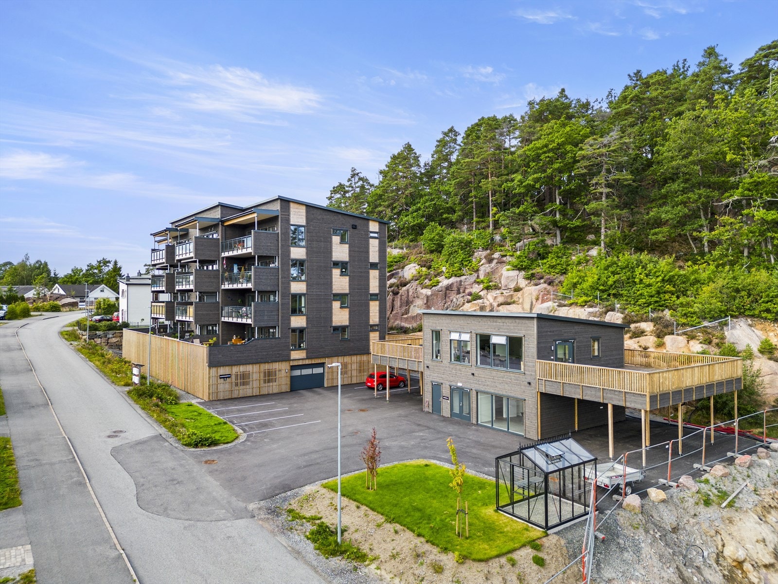 Oversiktsbilde populære Moy Terrasse med trinn 1 som er fridig og fellesbygget i midten Galleribilde
