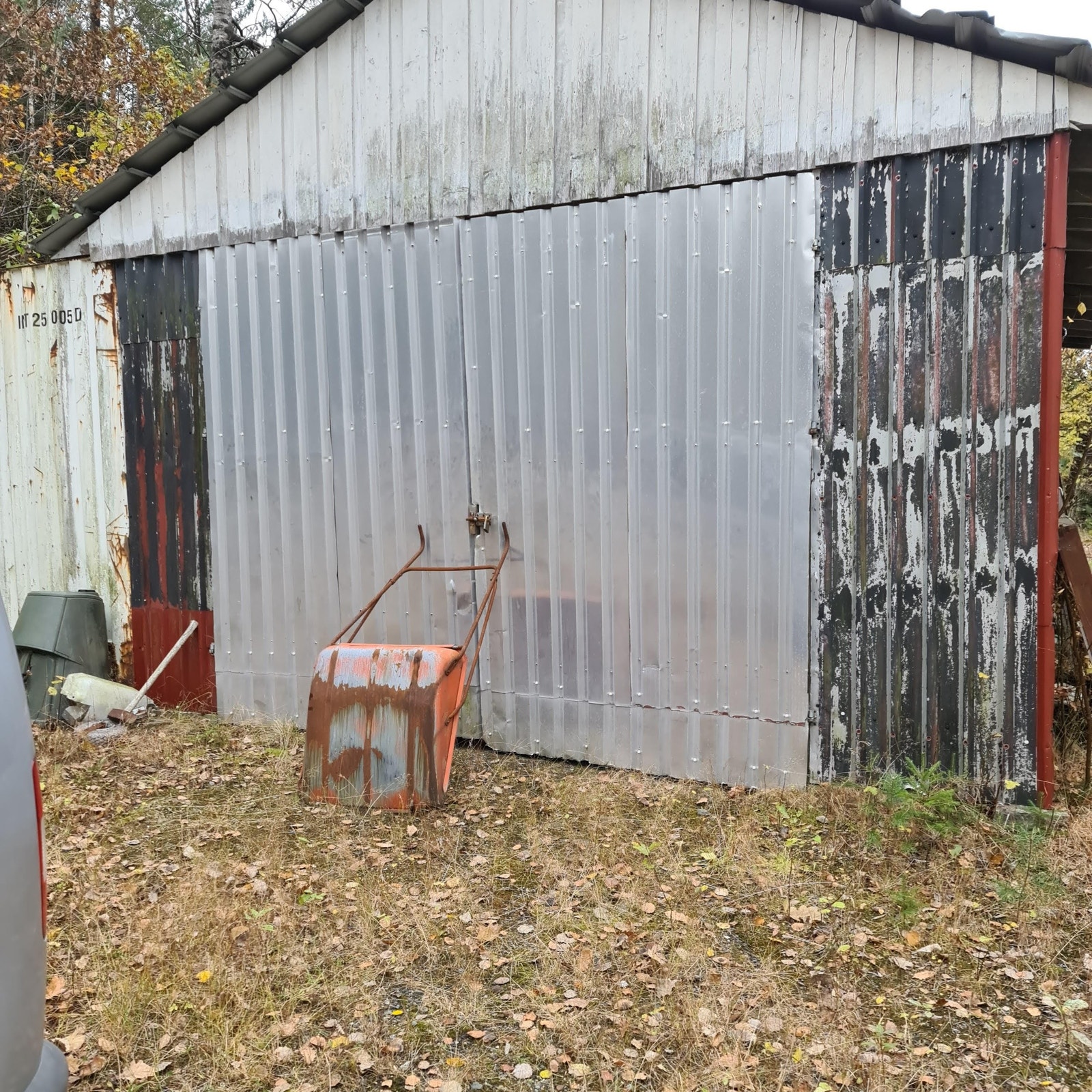 enkel garasje på tomten. Galleribilde