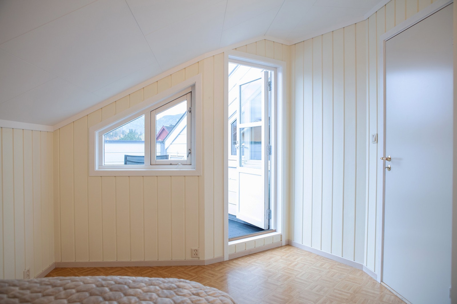Soverom 1 med utgang til tak veranda Galleribilde