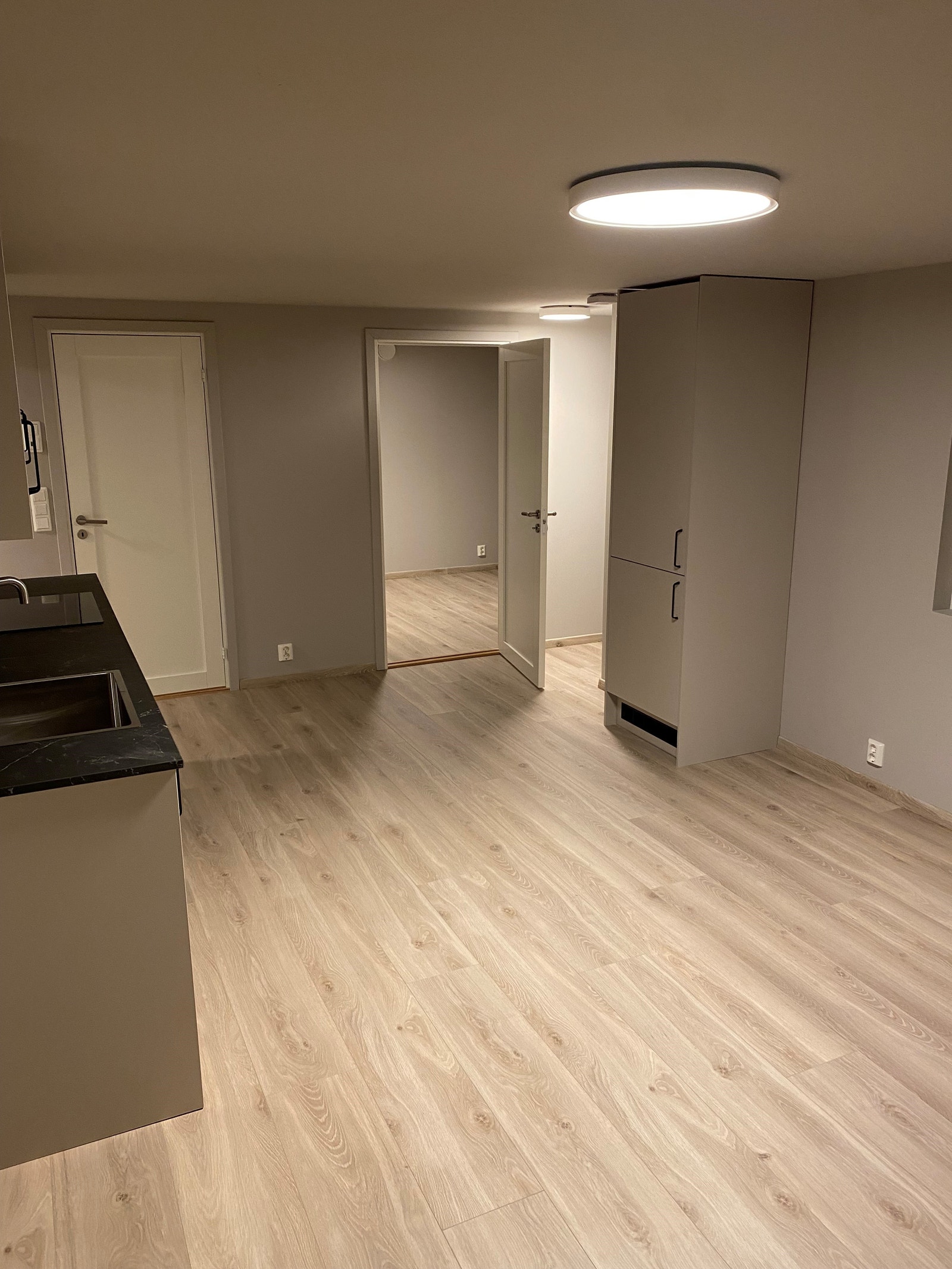 Åpen stue og kjøkken Galleribilde