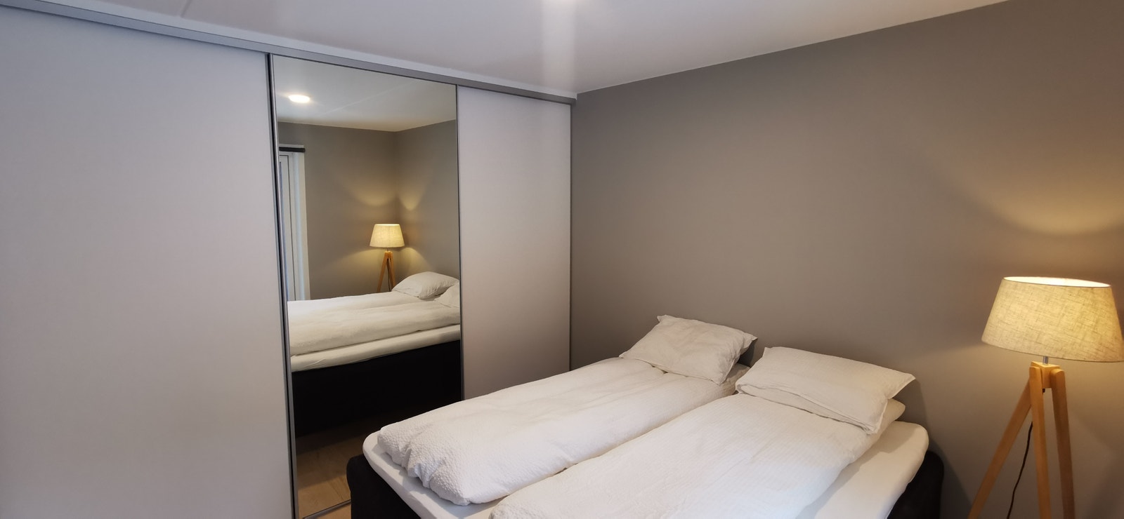 Bilder med den store dobbeltsengen. Sengen følger med, sengetøy kan medfølge etter avtale. Galleribilde