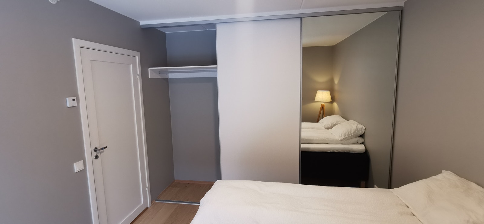 Meget god skapplass, både for å henge opp klær og med hyller. Galleribilde