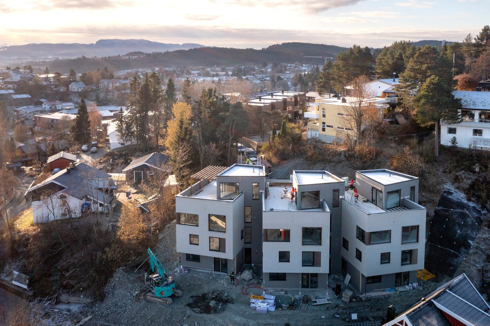 Velkommen til Olav Aukrusts veg 16! Flunkende ny arkitekttegnet enebolig (259m2) med fantastiske kvaliteter. Takterrasse, utleiemulighet og høy standard. Galleribilde