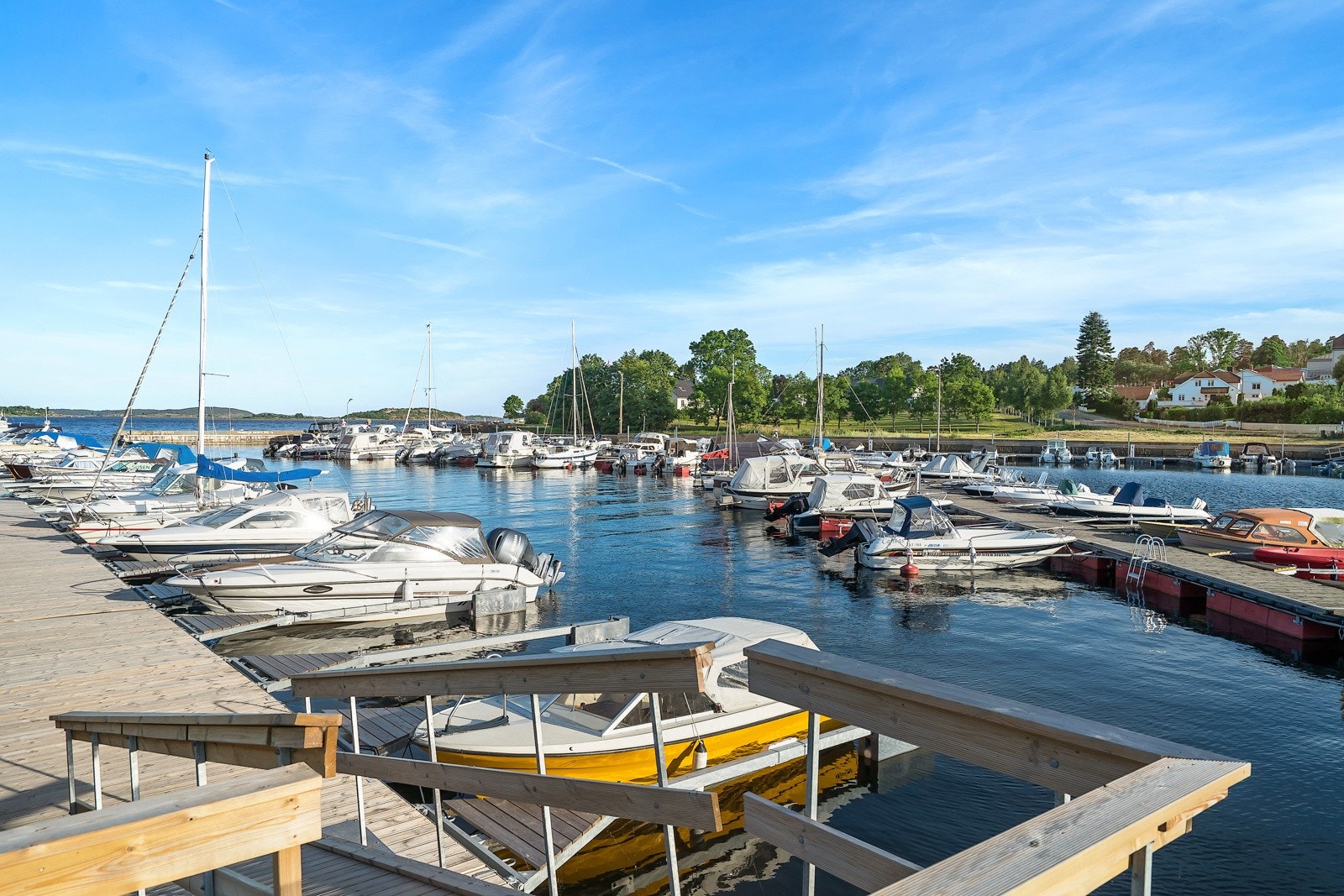 Småbåthavnen på den populære stranden på Klopp, som ligger rett i nærområdet Galleribilde