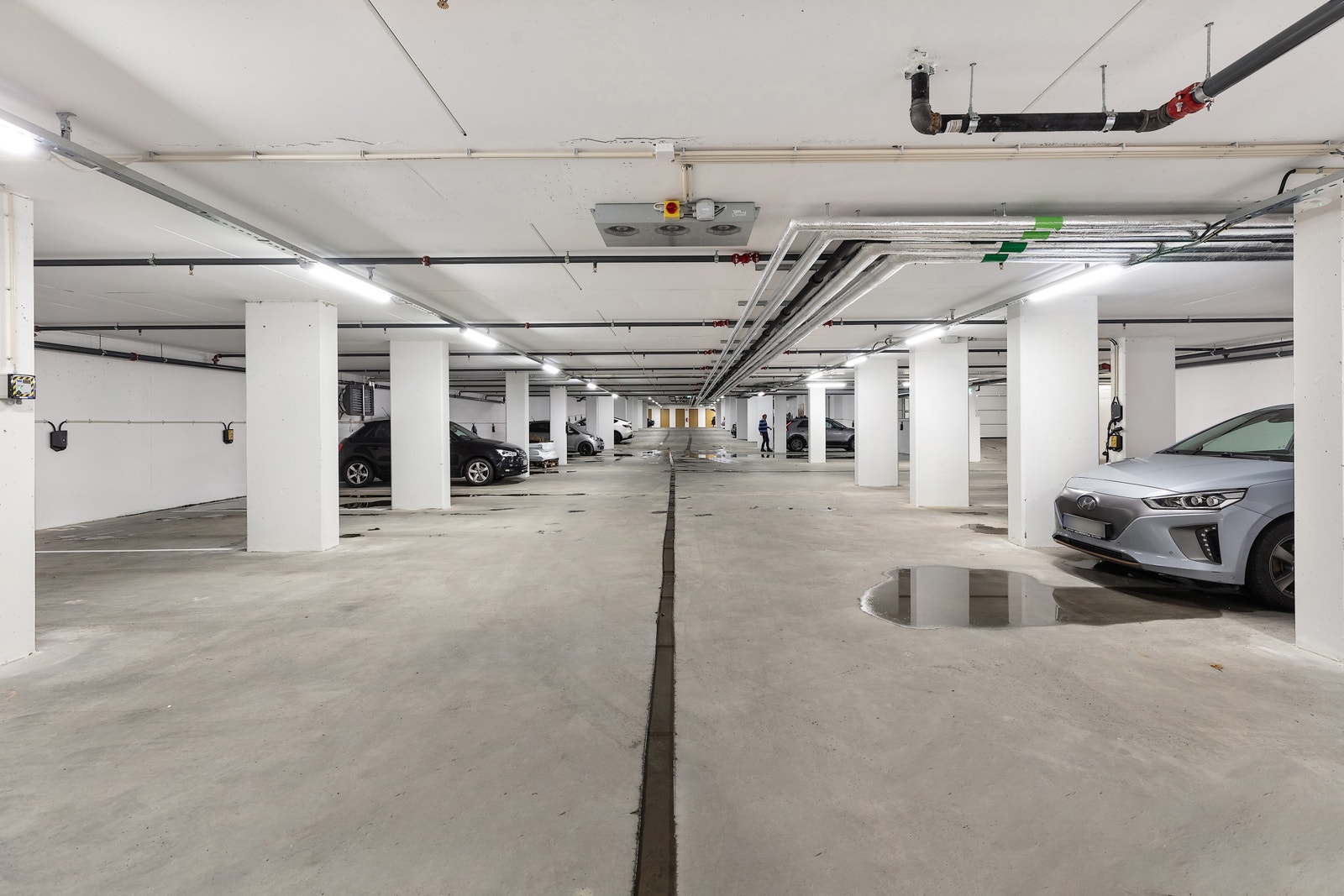 Felles garasjeanlegg under blokkene - alle plassene er tilrettelagt for elbillading gjennom Aneo Galleribilde