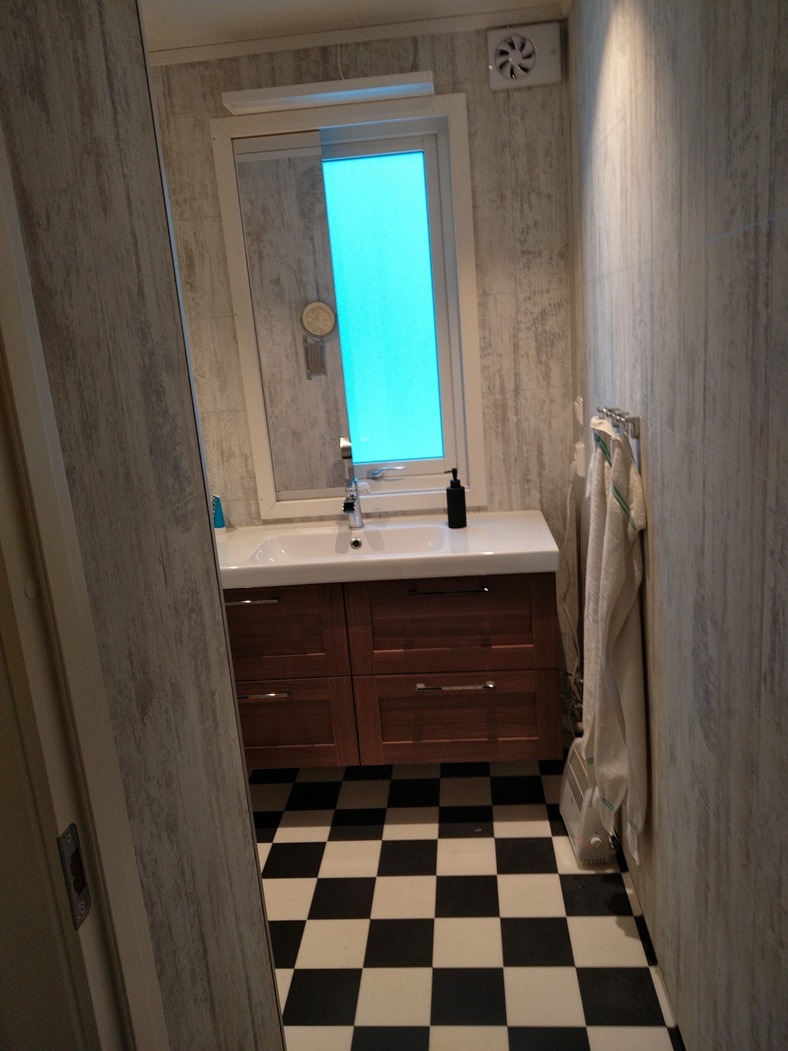 Toilet 1. etasje, skyvespejl i vinduet Galleribilde