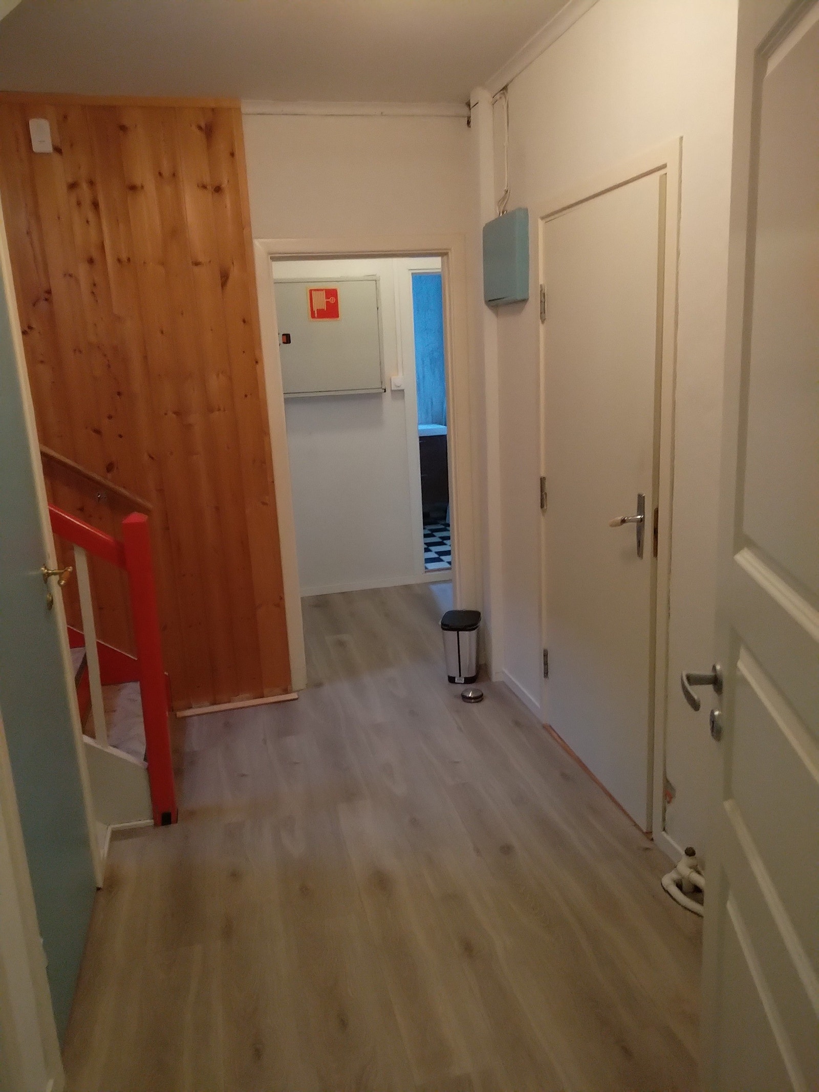 Gang bak 1. etasje,inngang bad og toilet Galleribilde