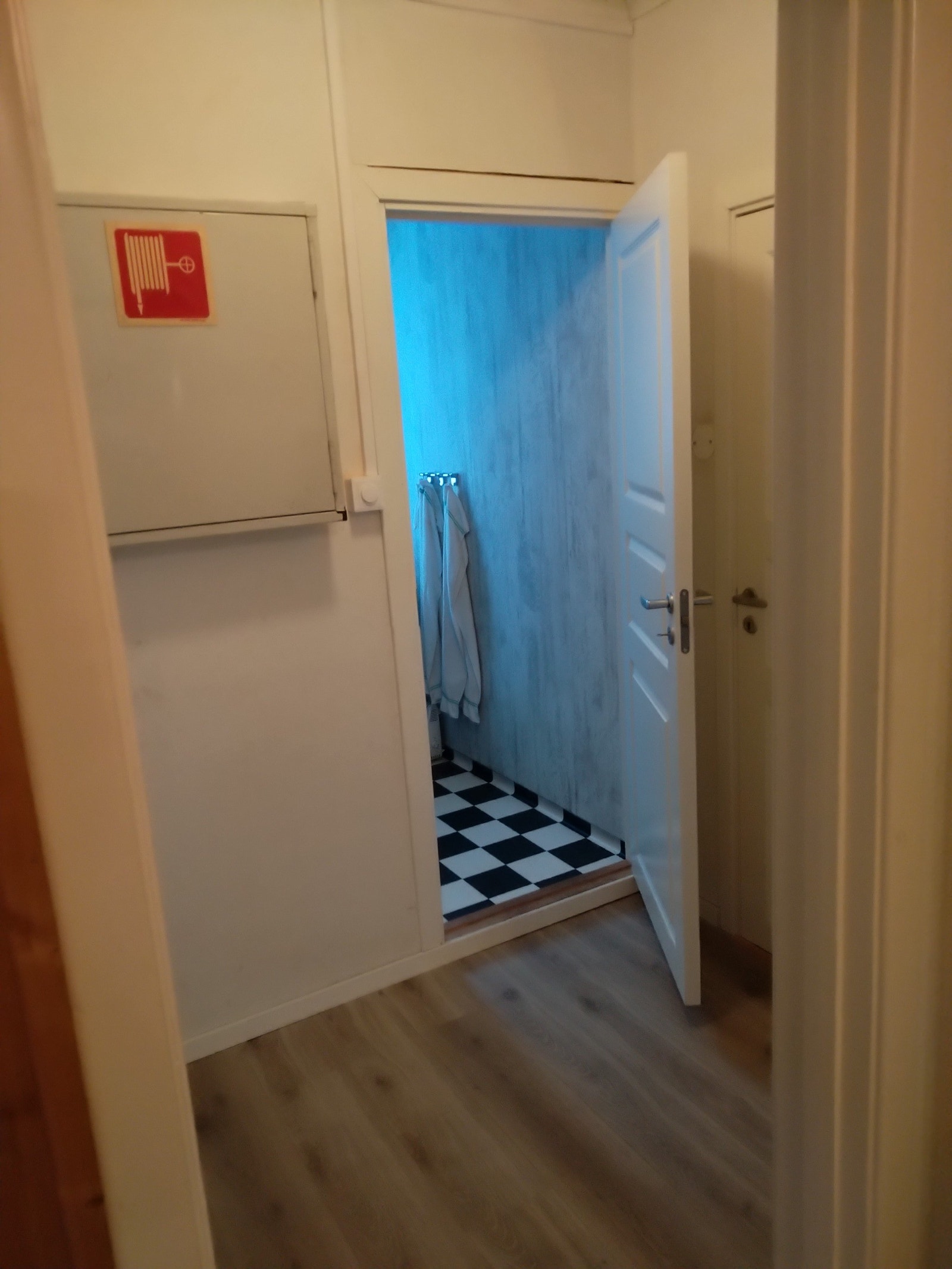 Gang bak 1. etasje, inngang bad og toilet Galleribilde