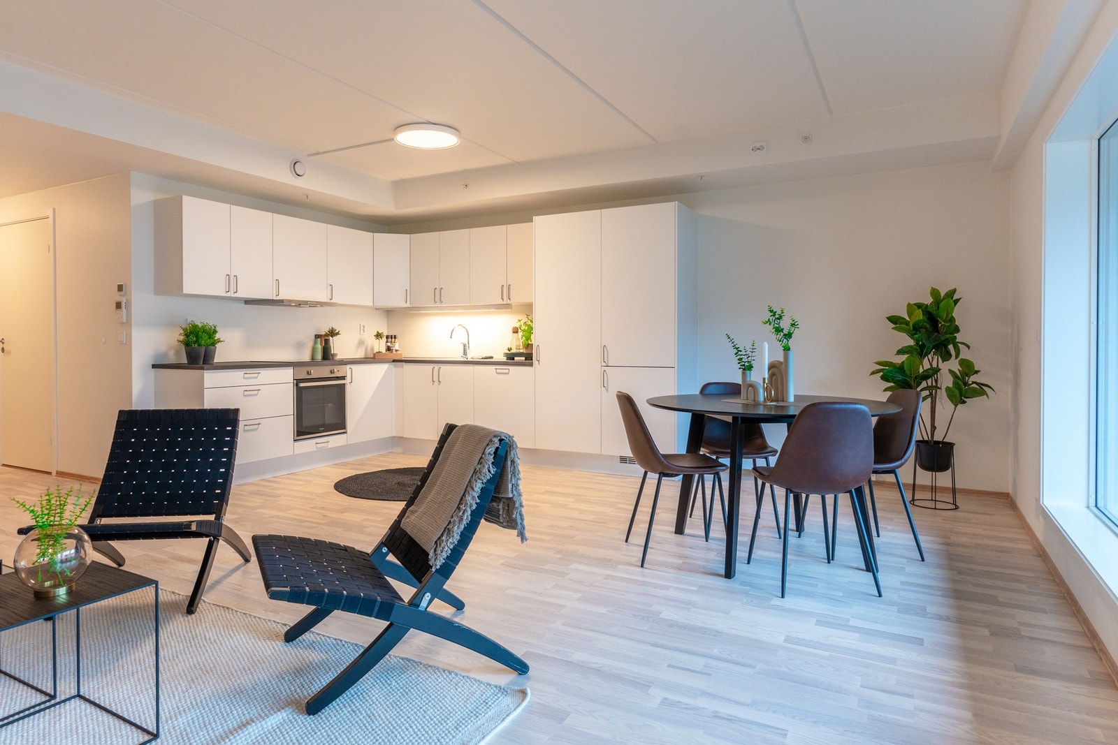 Det er åpent mellom stue og kjøkken, så her har man mulighet til å underholde gjester mens man lager mat. Galleribilde