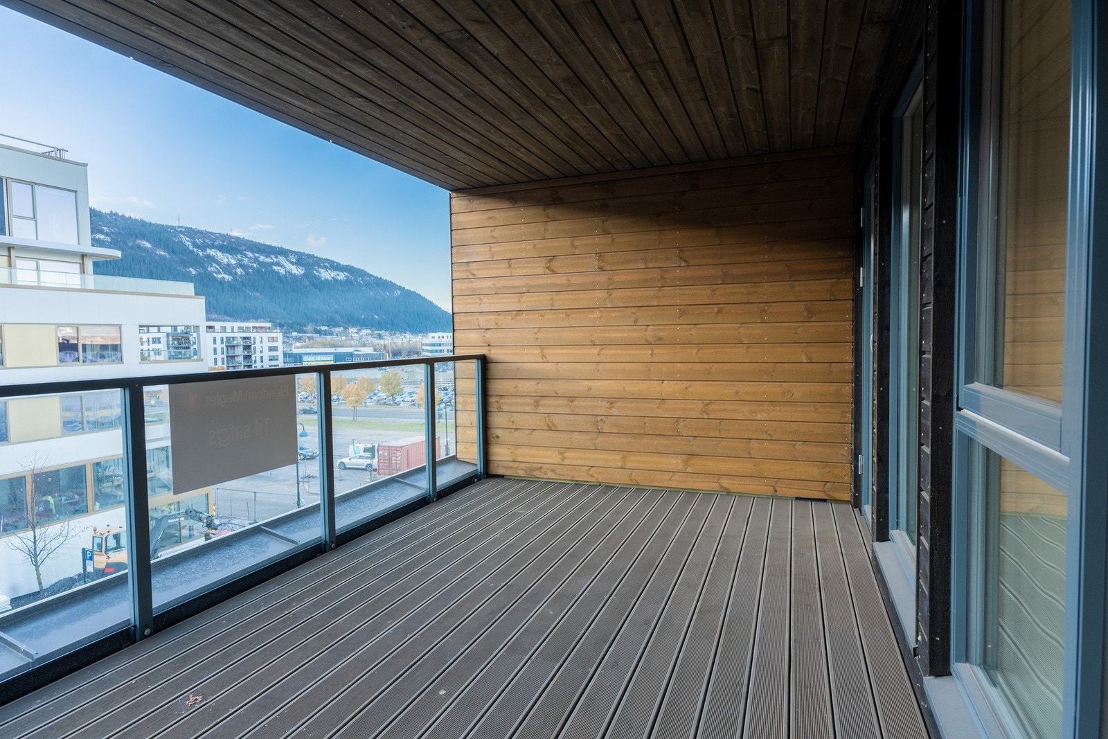 Balkongene er overbygd, så her kan man sitte ute på varme sommerkvelder selv hvis det skulle regne. Galleribilde