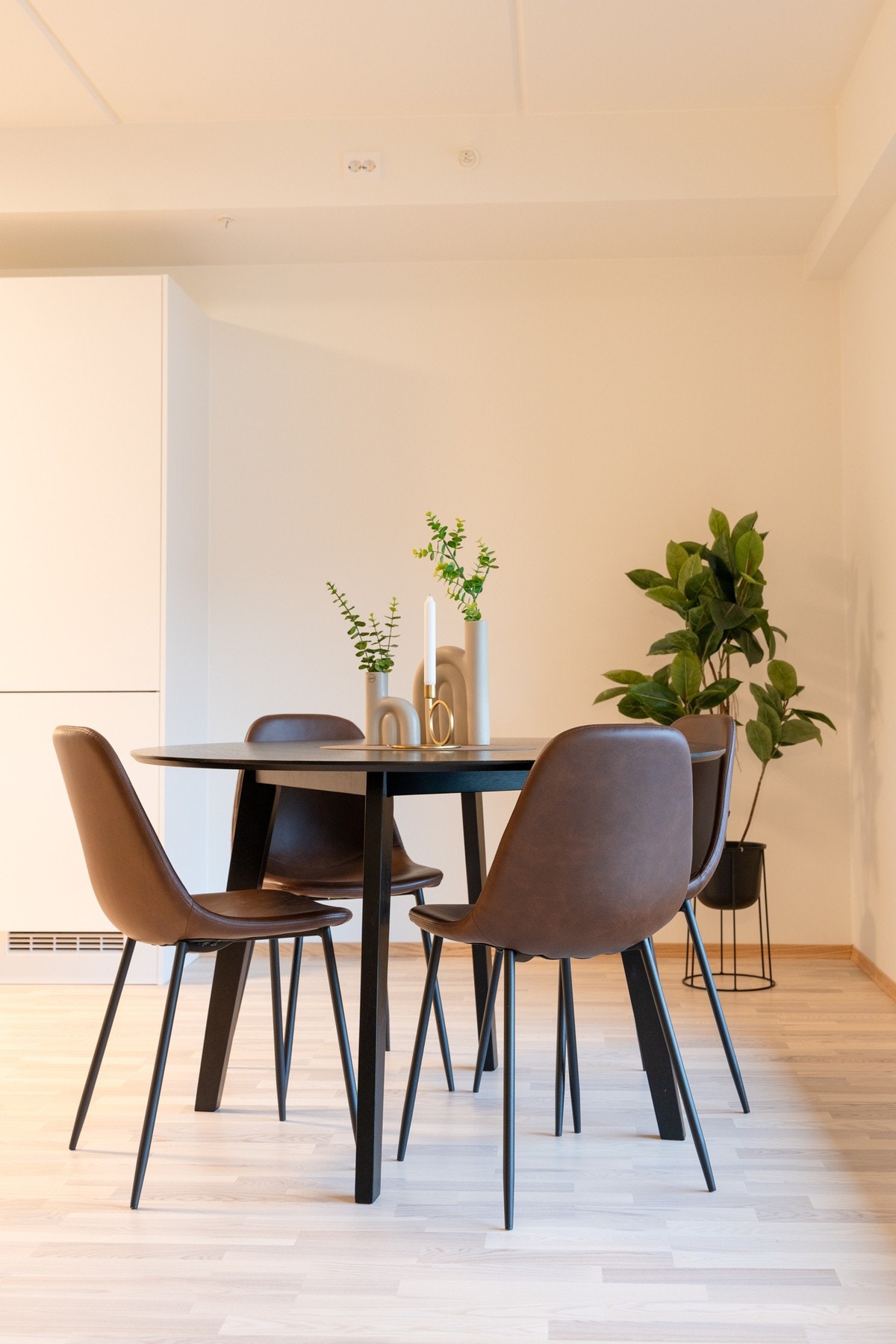 God plass til spisegruppe ved kjøkkenet. Galleribilde