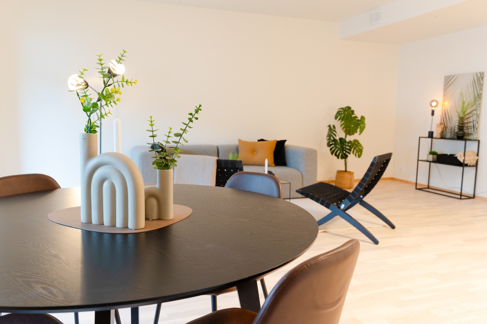 Fine leiligheter med svært sentral beliggenhet, rett ved byens sentrum med kjøpesentre, restauranter og kaféer. Galleribilde