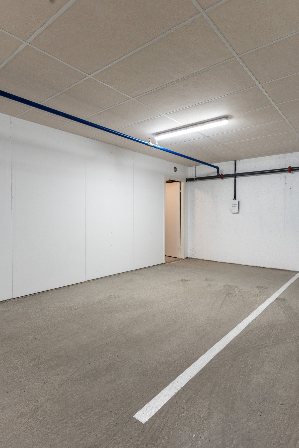 Parkering i parkeringskjeller. Galleribilde