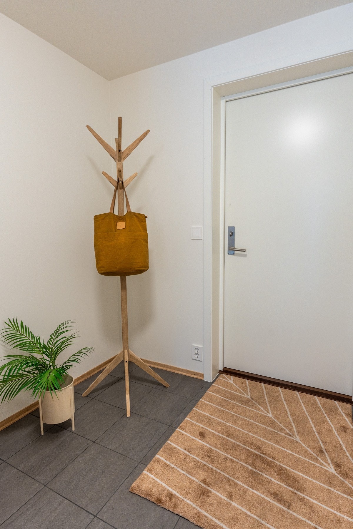 Lyst og innbydende inngangsparti, med plass til klesoppbevaring. Galleribilde