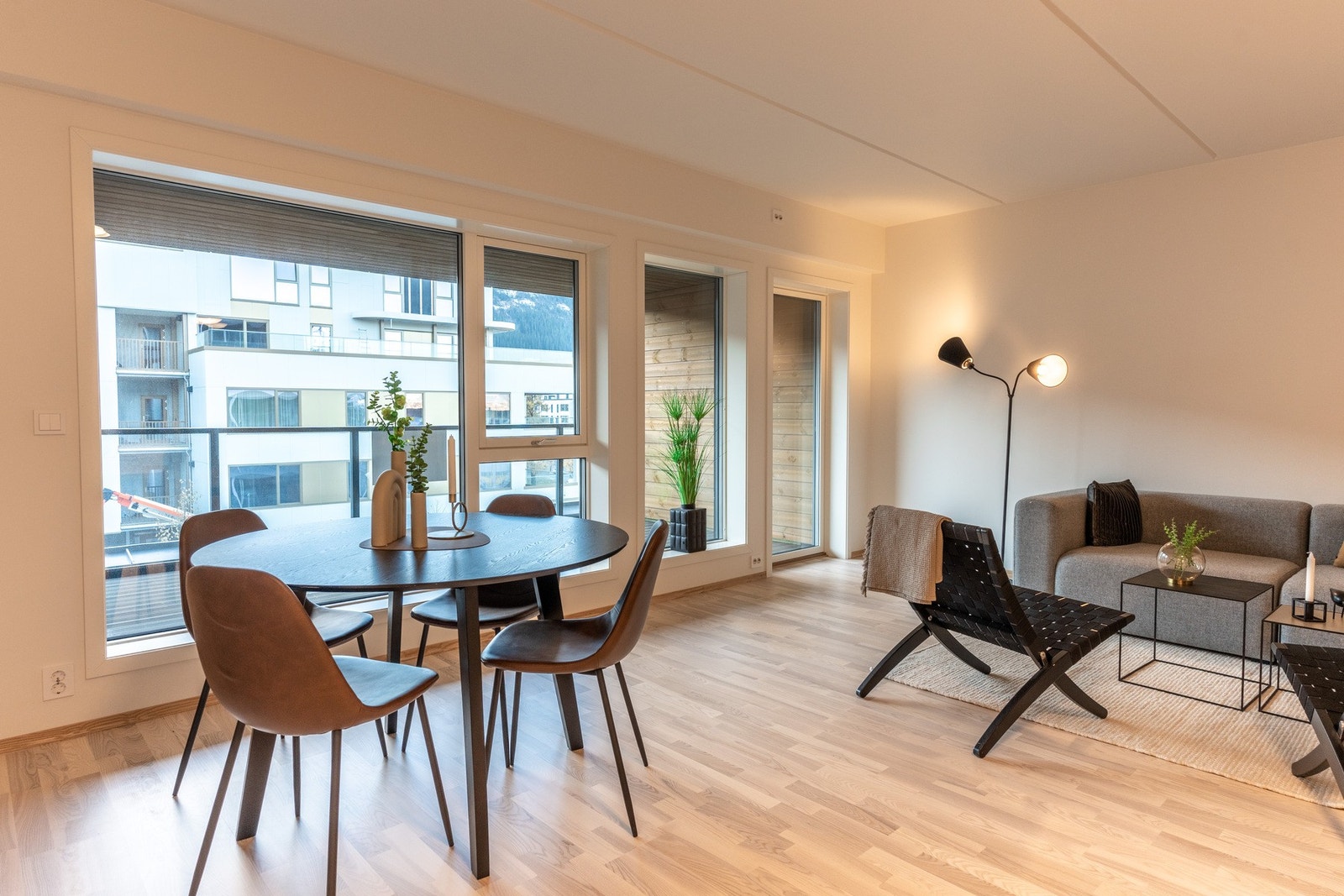 Stuene er romslige, med plass til en god sofagruppe samt spisebord. Galleribilde