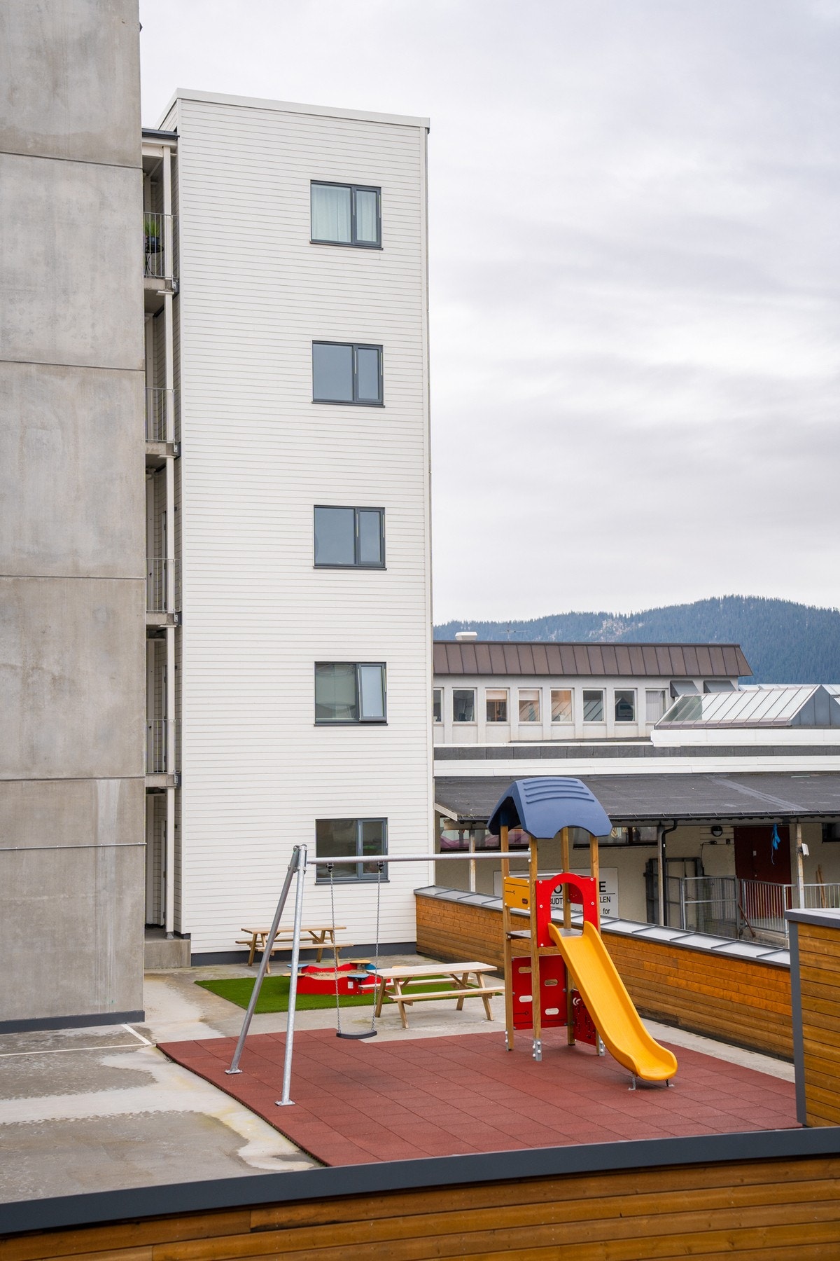 Koselig uteområde med en liten lekeplass for de minste. Galleribilde