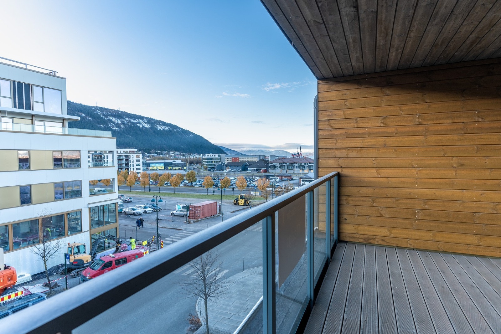 Fra balkongene ser man mot Mofjellet og havna. Galleribilde