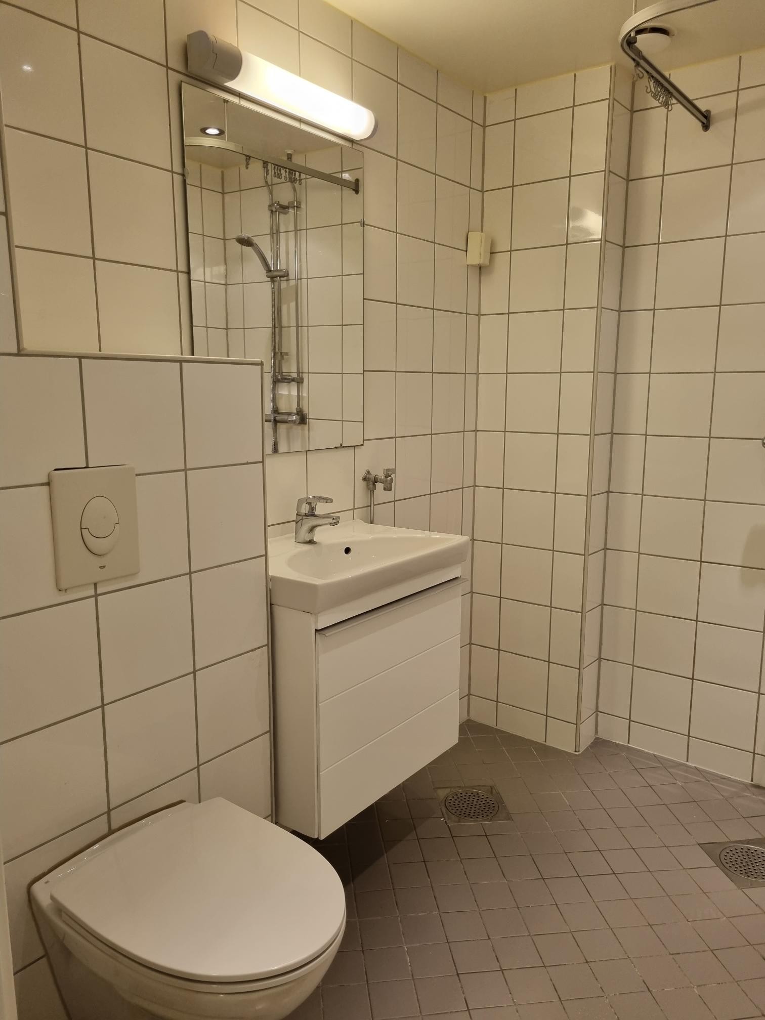 Pent flislagt bad med varmekabler og opplegg for vaskemaskin Galleribilde